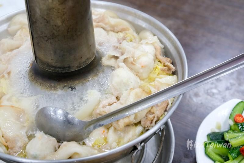 劉家酸白菜火鍋 (創始店)：酸而不嗆、濃而不膩的經典酸白菜鍋，感受濃厚的眷村歷史記憶與美食文化。