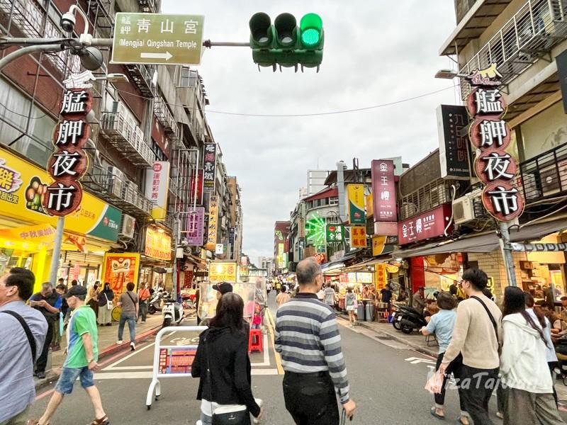 艋舺夜市：台北萬華區的美食天堂，探索龍山寺周邊的道地小吃