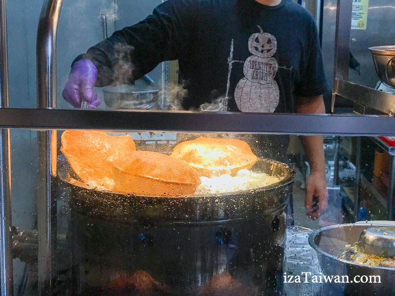 炸蛋蔥油餅油炸過程